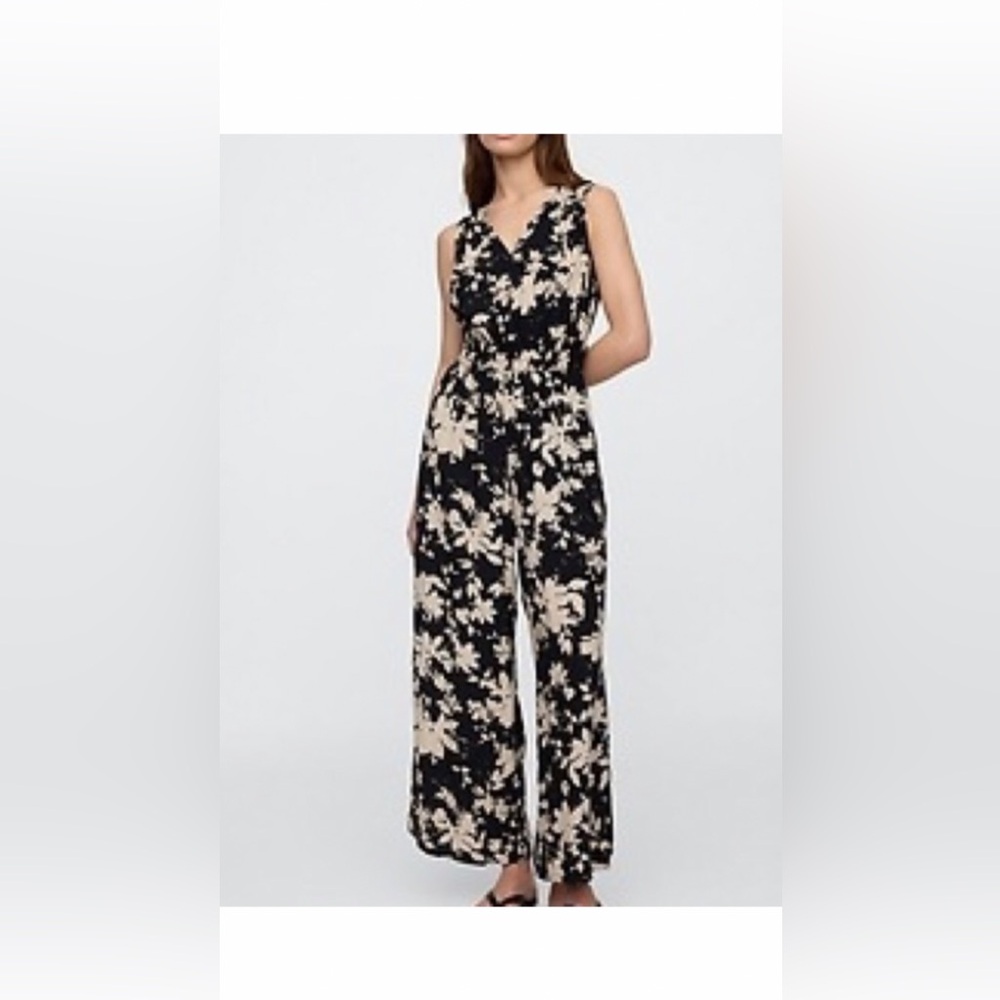 GAP Black and Cream Floral V-Neck Jumpsuit/Romper NWT XS